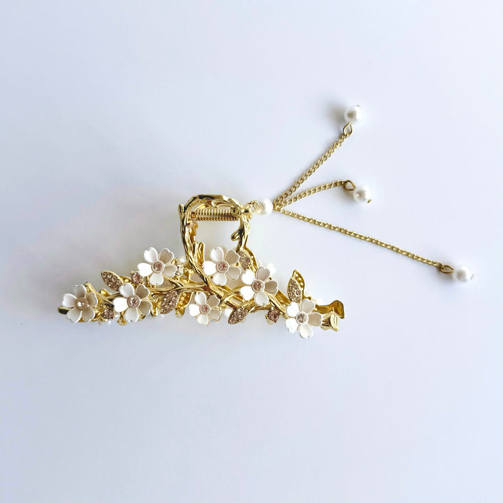 Blossom Grace Hair Clip – Floral Luxury Edition 🌸🤍