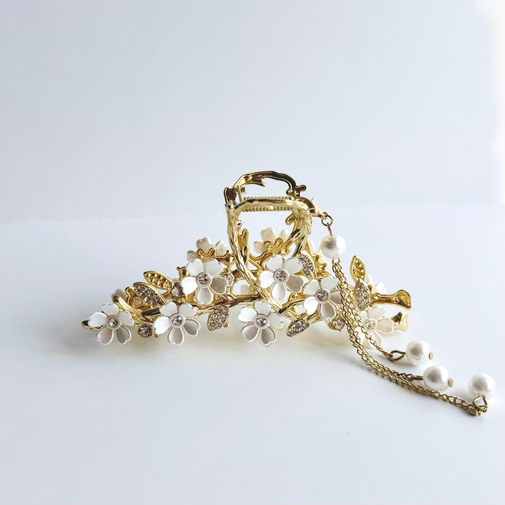 Blossom Grace Hair Clip – Floral Luxury Edition 🌸🤍