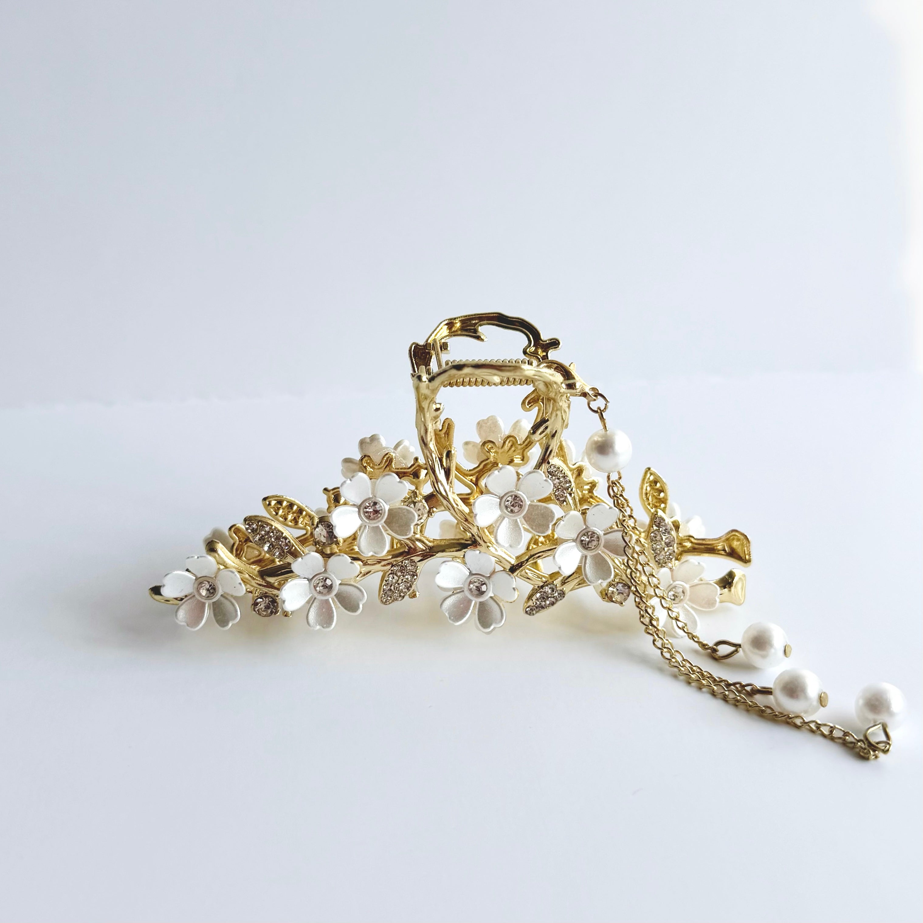 Blossom Grace Hair Clip – Floral Luxury Edition 🌸🤍