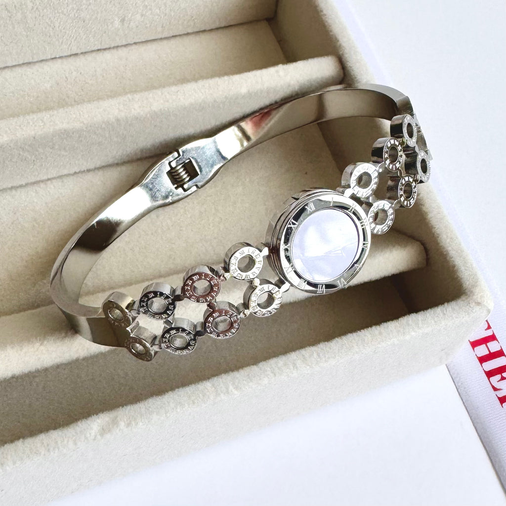 Diana –  Bracelet with Elegant Circle Design 🤍